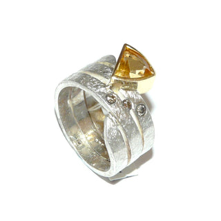 handgefertigtes Einzelstück, breiter Citrin-Brillant-Silberring aus 925 Silber + 750 Gold Fassung, eismatt, 3 naturfarbene Brillanten von zusammen 0,18 Karat, goldgelber Citrin von 1,48 Karat, Ringweite 60,5, dazu paßt Ohr 0055. -	Handgefertigter Schmuck nur erhältlich bei www.danilogold-shop.de  