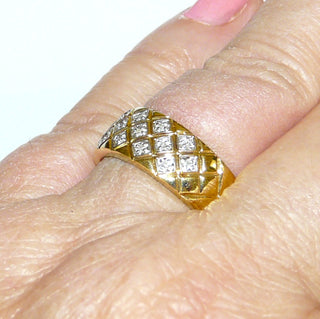 breites Einzelstück, Diamantring, Verlobungsring aus 585 Gold mit 16 Diamanten von zusammen 0,07 Karat im Pavé in rhodinierten Quadraten und in diagonalen Reihen eingefaßt, Ringweite 59, poliert - Goldschmiede Danilo 688€