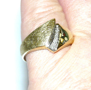 auffälliges Einzelstück, breiter Diamantring, Antragsring, Verlobungsring "Doppelspitze" aus massiv 585 Gold mit 4 Diamanten von zusammen 0,03 Karat im rhodinierten Pavé gefaßt, Ringweite 55,5, eismatt & poliert - Goldschmiede Danilo
