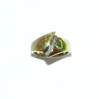 auffälliges Einzelstück, breiter Diamantring, Antragsring, Verlobungsring "Doppelspitze" aus massiv 585 Gold mit 4 Diamanten von zusammen 0,03 Karat im rhodinierten Pavé gefaßt, Ringweite 55,5, eismatt & poliert - Goldschmiede Danilo
