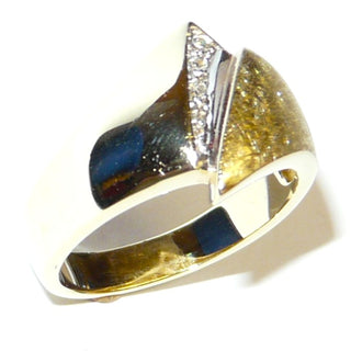 auffälliges Einzelstück, breiter Diamantring, Antragsring, Verlobungsring "Doppelspitze" aus massiv 585 Gold mit 4 Diamanten von zusammen 0,03 Karat im rhodinierten Pavé gefaßt, Ringweite 55,5, eismatt & poliert - Goldschmiede Danilo