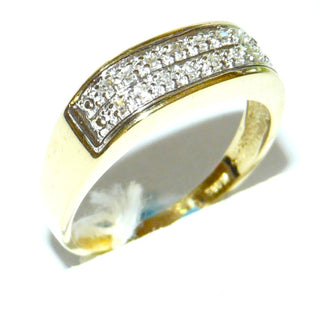 breites Einzelstück, Diamantring, Vorsteckring, Antragsring, Verlobungsring aus 585 Gold mit14 Diamanten von zusammen 0,17 Karat im Pavé in 2 Reihen auf gerader Fläche gefaßt, in den Tiefen rhodiniert, Ringweite 58, poliert. Durch seine klare Form auch sehr schön als Herrenring - Goldschmiede Danilo