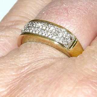 breites Einzelstück, Diamantring, Vorsteckring, Antragsring, Verlobungsring aus 585 Gold mit14 Diamanten von zusammen 0,17 Karat im Pavé in 2 Reihen auf gerader Fläche gefaßt, in den Tiefen rhodiniert, Ringweite 58, poliert. Durch seine klare Form auch sehr schön als Herrenring - Goldschmiede Danilo
