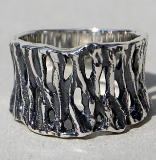 Einzelstück, breiter durchbrochener Ring "Gitter" aus 925 Silber in den Tiefen geschwärzt, mit unregelmäßiger Struktur-	Nur erhältlich im Onlineshop von Juwelier & Goldschmiede Danilo!