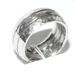 Einzelstück, breiter Ring "Hammerschlag" aus 925 Silber, gleichlaufend mit 2 Rillen die im oberen Teil durchgehend durchbrochen sind, halbrunder Querschnitt, Ringweite 53,5 -	Handgefertigtes Unikat! Nur im Onlineshop von Juwelier & Goldschmiede Danilo!