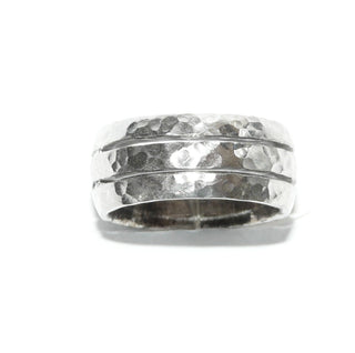 Einzelstück, breiter Ring "Hammerschlag" aus 925 Silber, gleichlaufend mit 2 Rillen die im oberen Teil durchgehend durchbrochen sind, halbrunder Querschnitt, Ringweite 53,5 -	Handgefertigtes Unikat! Nur im Onlineshop von Juwelier & Goldschmiede Danilo!