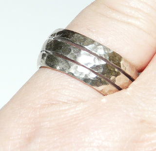 Einzelstück, breiter Ring "Hammerschlag" aus 925 Silber, gleichlaufend mit 2 Rillen die im oberen Teil durchgehend durchbrochen sind, halbrunder Querschnitt, Ringweite 53,5 -	Handgefertigtes Unikat! Nur im Onlineshop von Juwelier & Goldschmiede Danilo!