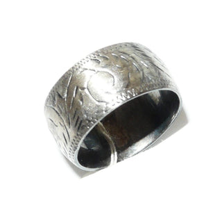 Einzelstück, breiter Ring aus 925 Silber, gleichlaufend mit einem eingravierten geschwungenen Muster, in den Tiefen geschwärzt + seidenmattiert, Ringweite 50 -	Einzelstücke nur erhältlich bei www.danilogold-shop.de