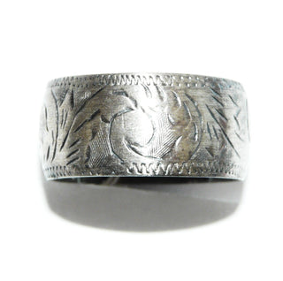 Einzelstück, breiter Ring aus 925 Silber, gleichlaufend mit einem eingravierten geschwungenen Muster, in den Tiefen geschwärzt + seidenmattiert, Ringweite 50 -	Einzelstücke nur erhältlich bei www.danilogold-shop.de