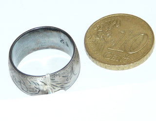 Einzelstück, breiter Ring aus 925 Silber, gleichlaufend mit einem eingravierten geschwungenen Muster, in den Tiefen geschwärzt + seidenmattiert, Ringweite 50 -	Einzelstücke nur erhältlich bei www.danilogold-shop.de