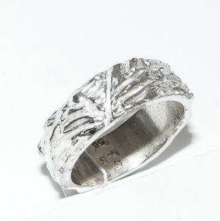 Einzelstück, breiter Ring aus 925 Silber, gleichlaufend mit einem tief eingearbeiteten, borkenartigem Muster, poliert, massiv, Ringweite 55,5 -	Nur erhältlich im Onlineshop von Juwelier & Goldschmiede Danilo!