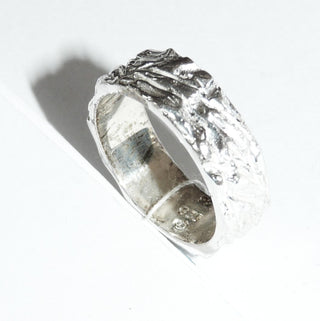 Einzelstück, breiter Ring aus 925 Silber, gleichlaufend mit einem tief eingearbeiteten, borkenartigem Muster, poliert, massiv, Ringweite 55,5 -	Nur erhältlich im Onlineshop von Juwelier & Goldschmiede Danilo!