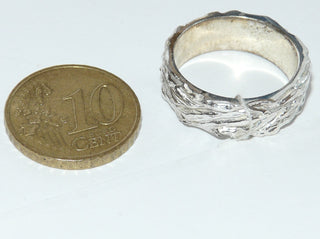 Einzelstück, breiter Ring aus 925 Silber, gleichlaufend mit einem tief eingearbeiteten, borkenartigem Muster, poliert, massiv, Ringweite 55,5 -	Nur erhältlich im Onlineshop von Juwelier & Goldschmiede Danilo!