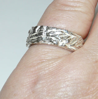 Einzelstück, breiter Ring aus 925 Silber, gleichlaufend mit einem tief eingearbeiteten, borkenartigem Muster, poliert, massiv, Ringweite 55,5 -	Nur erhältlich im Onlineshop von Juwelier & Goldschmiede Danilo!