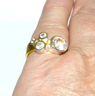 Einzelstück, kompakter Ring aus 925 Silber mit vergoldeter, breiter Ringschiene + 4 funkelnden Zirkonia in silbernen Zargenfassungen sicher eingefaßt, Ringweite 52 - Unikatschmuck nur erhältlich im Onlineshop von Juwelier & Goldschmiede Danilo! 