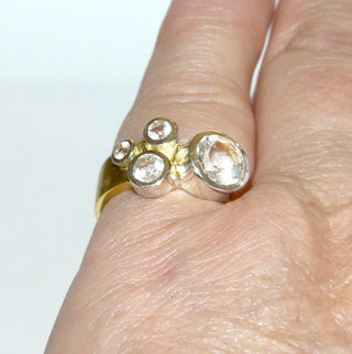 Einzelstück, kompakter Ring aus 925 Silber mit vergoldeter, breiter Ringschiene + 4 funkelnden Zirkonia in silbernen Zargenfassungen sicher eingefaßt, Ringweite 52 -	Unikatschmuck nur erhältlich im Onlineshop von Juwelier & Goldschmiede Danilo! 