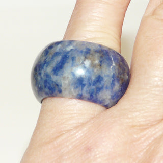 Einzelstück, breiter Ring komplett aus schön gemasertem blau + weißgrauem Sodalith, Ringweite 55,5 -	Unikatschmuck nur erhältlich im Onlineshop von Juwelier & Goldschmiede Danilo! 