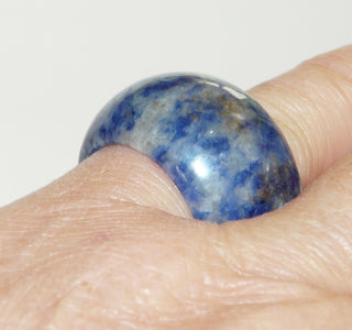 Einzelstück, breiter Ring komplett aus schön gemasertem blau + weißgrauem Sodalith, Ringweite 55,5 -	Unikatschmuck nur erhältlich im Onlineshop von Juwelier & Goldschmiede Danilo! 