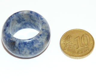 Einzelstück, breiter Ring komplett aus schön gemasertem blau + weißgrauem Sodalith, Ringweite 55,5 -	Unikatschmuck nur erhältlich im Onlineshop von Juwelier & Goldschmiede Danilo! 