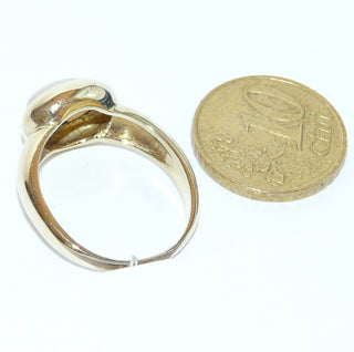 Einzelstück, breiter Ring aus massivem 585 Gelbgold mit einem weißen, kristallinen, australischen Opal-Cabochon. Das schillernde Oval ist interessant quer zum Finger eingearbeitet, der große Stein schillert herrlich in allen Farben, aber mit besonders viel Rot Der Ring ist poliert und der Stein sicher in einer breiten Zargenfassung eingefaßt, Ringweite 59 -	Unikate und Pretiosen nur erhältlich im Onlineshop der Goldschmiede Danilo!