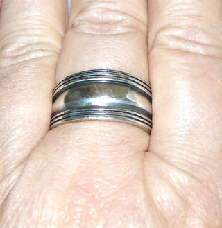 breites Einzelstück, 925 Silberring, Herrenring, poliert, in den Tiefen geschwärzt, Bandring im Verlauf mit 6 Rillen, in der Mitte breiterer gewölbter Streifen, Ringweite 66,5 - Goldschmiede Danilo
