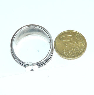 breites Einzelstück, 925 Silberring, Herrenring, poliert, in den Tiefen geschwärzt, Bandring im Verlauf mit 6 Rillen, in der Mitte breiterer gewölbter Streifen, Ringweite 66,5 - Goldschmiede Danilo