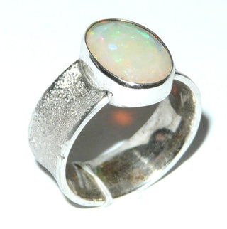 Handgefertigtes Einzelstück, breiter Unikat Opal-Ring aus 925 Silber mit einem orange-grün schillernden, ovalen, facettierten, äthiopischen Welo-Opal, gekehlte Ringschiene, mattgeschlagen, Ringweite 58 -	Handgefertigtes Unikat! Nur im Danilo Gold Online Shop!