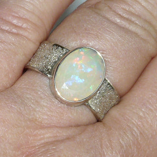 Handgefertigtes Einzelstück, breiter Unikat Opal-Ring aus 925 Silber mit einem orange-grün schillernden, ovalen, facettierten, äthiopischen Welo-Opal, gekehlte Ringschiene, mattgeschlagen, Ringweite 58 -	Handgefertigtes Unikat! Nur im Danilo Gold Online Shop!