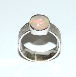 Handgefertigtes Einzelstück, breiter Unikat Opal-Ring aus 925 Silber mit einem orange-grün schillernden, ovalen, facettierten, äthiopischen Welo-Opal, gekehlte Ringschiene, mattgeschlagen, Ringweite 58 -	Handgefertigtes Unikat! Nur im Danilo Gold Online Shop!