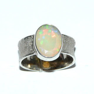 Handgefertigtes Einzelstück, breiter Unikat Opal-Ring aus 925 Silber mit einem orange-grün schillernden, ovalen, facettierten, äthiopischen Welo-Opal, gekehlte Ringschiene, mattgeschlagen, Ringweite 58 -	Handgefertigtes Unikat! Nur im Danilo Gold Online Shop!