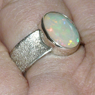 Handgefertigtes Einzelstück, breiter Unikat Opal-Ring aus 925 Silber mit einem orange-grün schillernden, ovalen, facettierten, äthiopischen Welo-Opal, gekehlte Ringschiene, mattgeschlagen, Ringweite 58 -	Handgefertigtes Unikat! Nur im Danilo Gold Online Shop!
