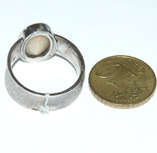 Handgefertigtes Einzelstück, breiter Unikat Opal-Ring aus 925 Silber mit einem orange-grün schillernden, ovalen, facettierten, äthiopischen Welo-Opal, gekehlte Ringschiene, mattgeschlagen mit polierten Kanten, Ringweite 58 - Handgefertigtes Unikat! Nur im Danilo Gold Online Shop!