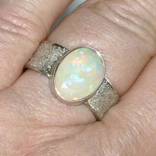 Handgefertigtes Einzelstück, breiter Unikat Opal-Ring aus 925 Silber mit einem orange-grün schillernden, ovalen, facettierten, äthiopischen Welo-Opal, gekehlte Ringschiene, mattgeschlagen mit polierten Kanten, Ringweite 58 - Handgefertigtes Unikat! Nur im Danilo Gold Online Shop!