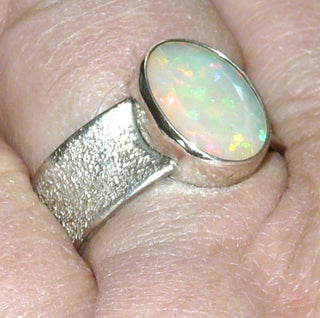 Handgefertigtes Einzelstück, breiter Unikat Opal-Ring aus 925 Silber mit einem orange-grün schillernden, ovalen, facettierten, äthiopischen Welo-Opal, gekehlte Ringschiene, mattgeschlagen mit polierten Kanten, Ringweite 58 - Handgefertigtes Unikat! Nur im Danilo Gold Online Shop!
