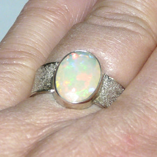 Handgefertigtes Einzelstück, breiter Unikat Opal-Ring aus 925 Silber mit einem orange-grün schillernden, ovalen, facettierten, äthiopischen Welo-Opal, gekehlte Ringschiene, mattgeschlagen mit polierten Kanten, Ringweite 58 - Handgefertigtes Unikat! Nur im Danilo Gold Online Shop!