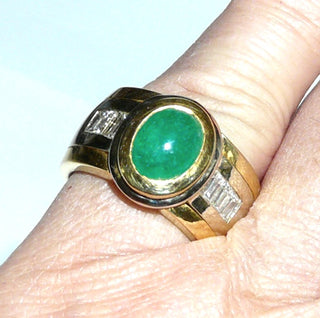 Einzelstück, breiter Unikat Smaragd-Ring, Handarbeit aus 750 Gelbgold + Weißgold mit einem großen ovalen Smaragd-Cabochon in wunderschöner Farbe + 6 Diamant-Baguettes von zusammen 0,69 Karat, Ringweite 54 -	Handgefertigtes Unikat! Nur im Onlineshop von Juwelier & Goldschmiede Danilo!