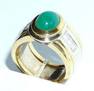 Einzelstück, breiter Unikat Smaragd-Ring, Handarbeit aus 750 Gelbgold + Weißgold mit einem großen ovalen Smaragd-Cabochon in wunderschöner Farbe + 6 Diamant-Baguettes von zusammen 0,69 Karat, Ringweite 54 -	Handgefertigtes Unikat! Nur im Onlineshop von Juwelier & Goldschmiede Danilo!
