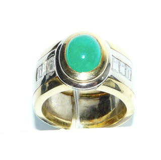 Einzelstück, breiter Unikat Smaragd-Ring, Handarbeit aus 750 Gelbgold + Weißgold mit einem großen ovalen Smaragd-Cabochon in wunderschöner Farbe + 6 Diamant-Baguettes von zusammen 0,69 Karat, Ringweite 54 -	Handgefertigtes Unikat! Nur im Onlineshop von Juwelier & Goldschmiede Danilo!