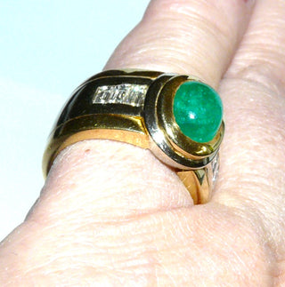 Einzelstück, breiter Unikat Smaragd-Ring, Handarbeit aus 750 Gelbgold + Weißgold mit einem großen ovalen Smaragd-Cabochon in wunderschöner Farbe + 6 Diamant-Baguettes von zusammen 0,69 Karat, Ringweite 54 -	Handgefertigtes Unikat! Nur im Onlineshop von Juwelier & Goldschmiede Danilo!