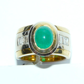 Einzelstück, breiter Unikat Smaragd-Ring, Handarbeit aus 750 Gelbgold + Weißgold mit einem großen ovalen Smaragd-Cabochon in wunderschöner Farbe + 6 Diamant-Baguettes von zusammen 0,69 Karat, Ringweite 54 -	Handgefertigtes Unikat! Nur im Onlineshop von Juwelier & Goldschmiede Danilo!