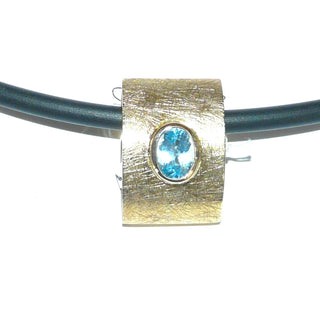 breites Einzelstück, auffallender Statementanhänger, Blautopasanhänger aus massiv 333 Gold, ein ovaler, funkelnd facettierter, hellblauer Edeltopas in Zargenfassung eingefaßt, eismatt, Handarbeit, zum Durchfädeln - Goldschmiede Danilo