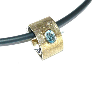 breites Einzelstück, auffallender Statementanhänger, Blautopasanhänger aus massiv 333 Gold, ein ovaler, funkelnd facettierter, hellblauer Edeltopas in Zargenfassung eingefaßt, eismatt, Handarbeit, zum Durchfädeln - Goldschmiede Danilo