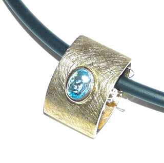 breites Einzelstück, auffallender Statementanhänger, Blautopasanhänger aus massiv 333 Gold, ein ovaler, funkelnd facettierter, hellblauer Edeltopas in Zargenfassung eingefaßt, eismatt, Handarbeit, zum Durchfädeln - Goldschmiede Danilo
