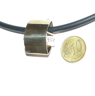 breites Einzelstück, auffallender Statementanhänger, Blautopasanhänger aus massiv 333 Gold, ein ovaler, funkelnd facettierter, hellblauer Edeltopas in Zargenfassung eingefaßt, eismatt, Handarbeit, zum Durchfädeln - Goldschmiede Danilo