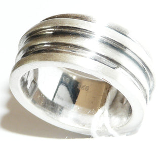 Einzelstück, Herrenring, breiter massiver Ring aus 925 Silber "gedrechselt" in verschiedenen Materialstärken mit geschwärzten Kanten, gleichlaufend, seidenmatt, innen poliert, Ringweite 61,5 -	Unikatschmuck nur erhältlich im Onlineshop von Juwelier & Goldschmiede Danilo! 
