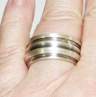 Einzelstück, Herrenring, breiter massiver Ring aus 925 Silber "gedrechselt" in verschiedenen Materialstärken mit geschwärzten Kanten, gleichlaufend, seidenmatt, innen poliert, Ringweite 61,5 -	Unikatschmuck nur erhältlich im Onlineshop von Juwelier & Goldschmiede Danilo! 
