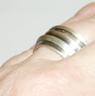 Einzelstück, Herrenring, breiter massiver Ring aus 925 Silber "gedrechselt" in verschiedenen Materialstärken mit geschwärzten Kanten, gleichlaufend, seidenmatt, innen poliert, Ringweite 61,5 -	Unikatschmuck nur erhältlich im Onlineshop von Juwelier & Goldschmiede Danilo! 

