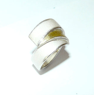 Einzelstück, breiter zweifarbiger Ring aus 925 Silber weißgesiedet + aufgelötetem strukturierten 750 Gelbgold-Dreieck, matt mit anpolierten Kanten, Ringweite 57, ARS / Atelier Reister. Dazu paßt Ohr 0020. -	Einzelstücke nur erhältlich bei www.danilogold-shop.de