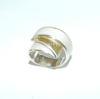 Einzelstück, breiter zweifarbiger Ring aus 925 Silber weißgesiedet + aufgelötetem strukturierten 750 Gelbgold-Dreieck, matt mit anpolierten Kanten, Ringweite 57, ARS / Atelier Reister. Dazu paßt Ohr 0020. -	Einzelstücke nur erhältlich bei www.danilogold-shop.de