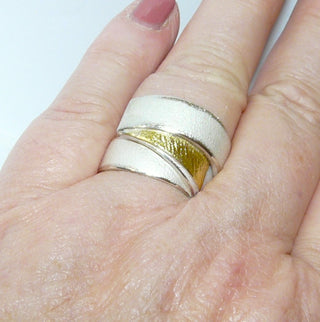 Einzelstück, breiter zweifarbiger Ring aus 925 Silber weißgesiedet + aufgelötetem strukturierten 750 Gelbgold-Dreieck, matt mit anpolierten Kanten, Ringweite 57, ARS / Atelier Reister. Dazu paßt Ohr 0020. -	Einzelstücke nur erhältlich bei www.danilogold-shop.de